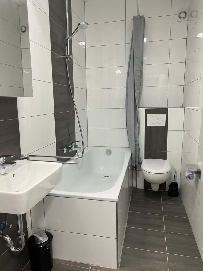 Freshly Renovated City Apartments Essen Kitchen Wifi Near Duesseldorf Airport エクステリア 写真